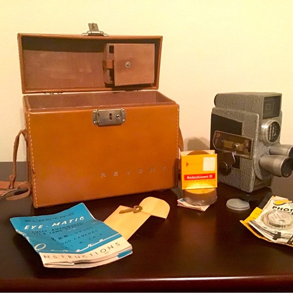 Vintage camera with carrying case - Picture 4 of 5